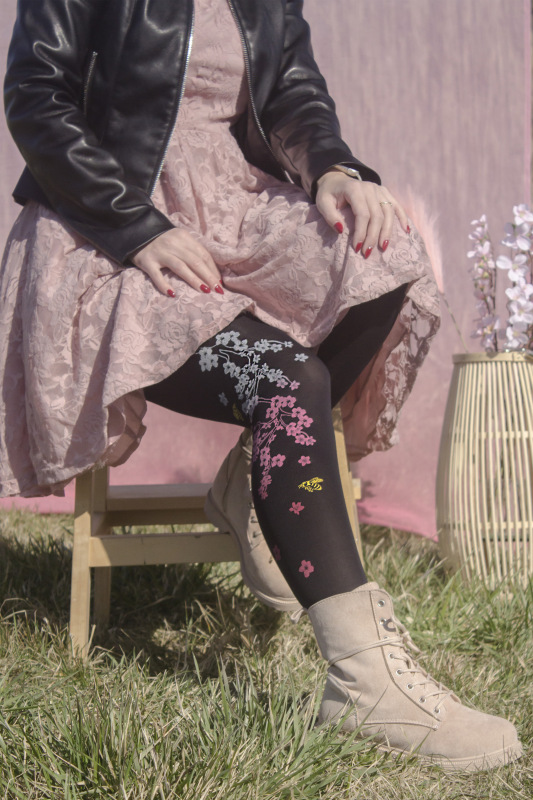 Sakura tieňovaná s včielakmi