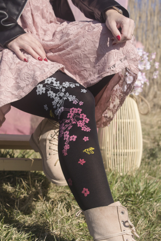 Sakura tieňovaná s včielakmi 1